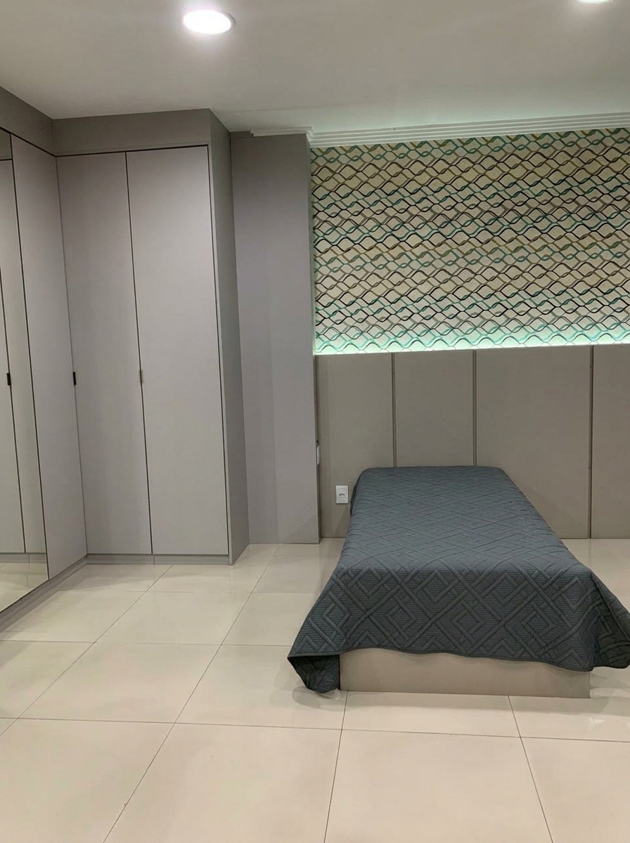 Dormitório planejado com guarda-roupa embutido e cabeceira sob medida