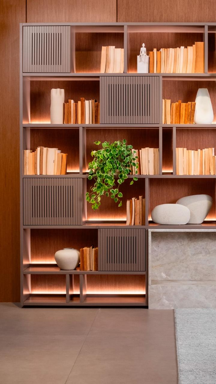 Estante de living planejada com nichos, prateleiras e fita de LED embutida